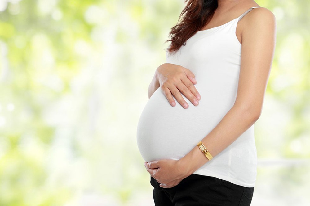 Phụ nữ mang thai không nên cấy ghép implant